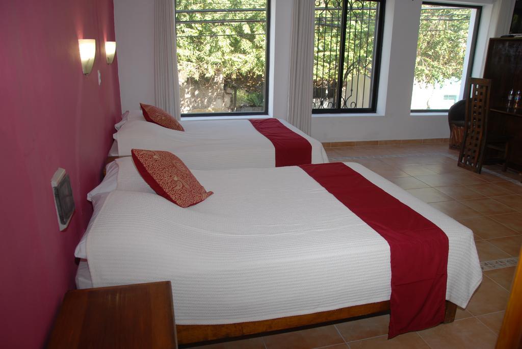 Hotel Aries Y Libra Mérida Oda fotoğraf